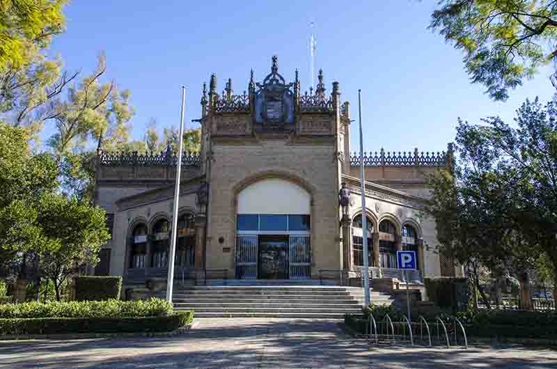 Sevilla 050 - parque de María Luisa - plaza de España - pabellón Real.jpg